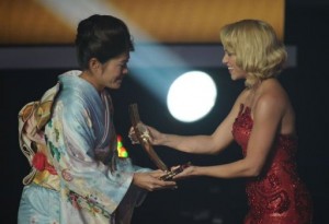 La chanteuse Shakira remet le prix à Homare Sawa, habillée en tenue traditionnelle pour l'occasion