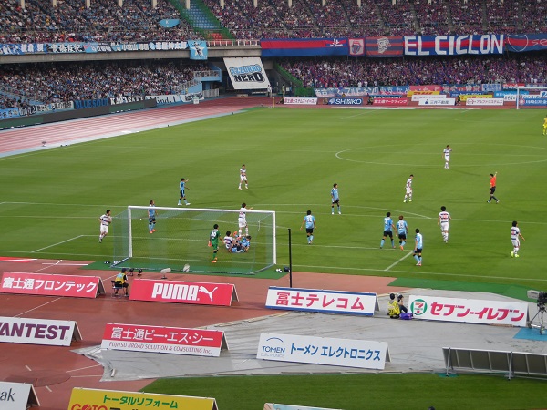 Ce sont les joueurs du FC Tokyo qui mettent la pression en début de match. 